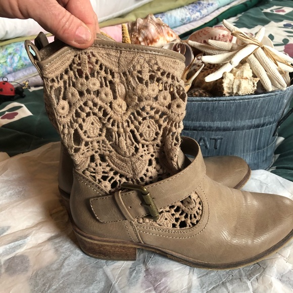 UNIQUE BOOTS 👢 Tan, w/Decorative Top , Size 8m.  MUST try on & see for yourself - Picture 3 of 12